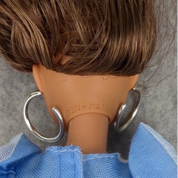 Barbie Prosthetic Leg Fashionistas Doll Brunette Hair Earrings - Picture 2 of 3
